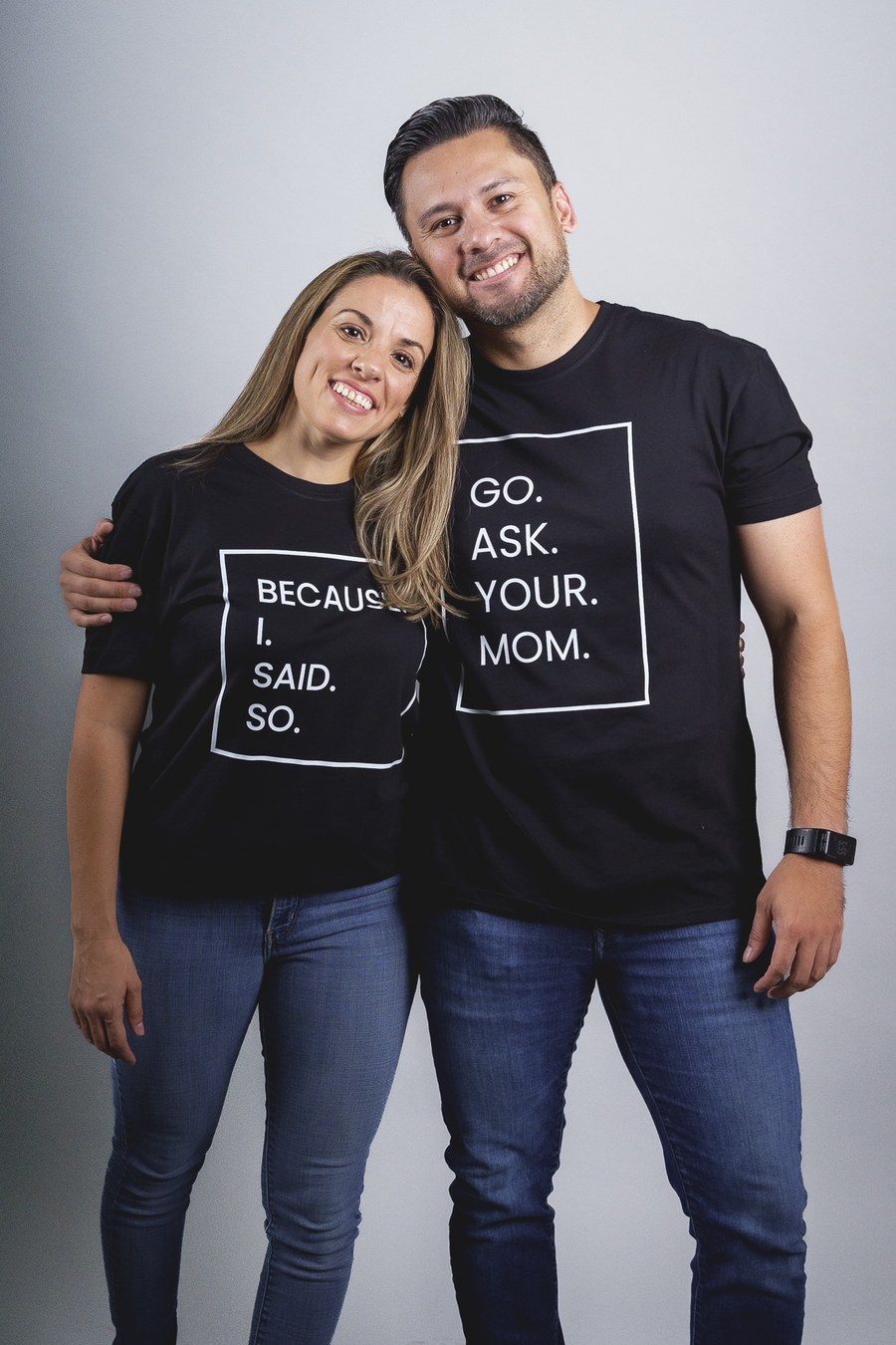 Papá y mamá de 4 abrazados, sonriendo